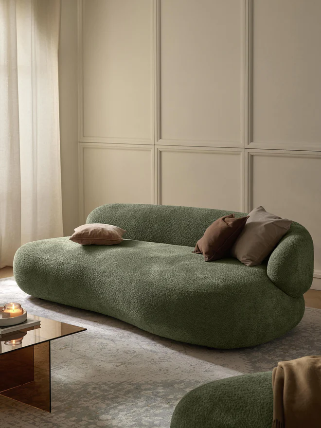 Sculptural elegance meets cozy comfort – the ALBA teddy bouclé sofa with its organic silhouette and floating look is a true design statement.